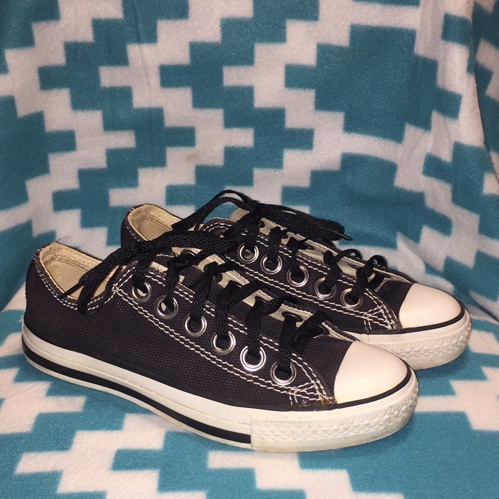 Black converse.